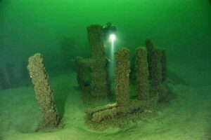 Sub che esplora il complesso megalitico nelle profondità del Lago Michigan