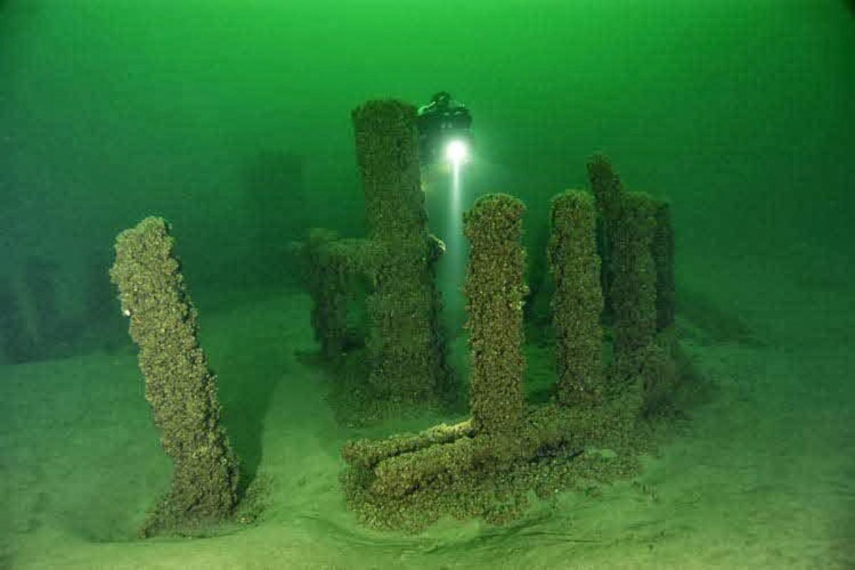 Sub che esplora il complesso megalitico nelle profondità del Lago Michigan