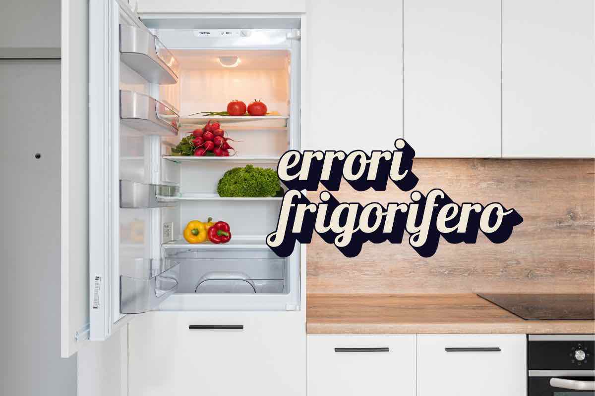 Frigorifero aperto in cucina e scritta "errori frigorifero"