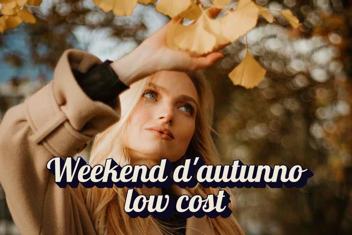 Donna che tocca foglie autunnali e scritta "Weekend d'autunno low cost" 