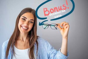Donna mostra occhiali e scritta Bonus occhiali da vista