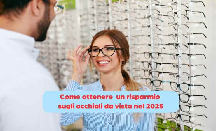 Ottico aiuta una donna a scegliere gli occhiali