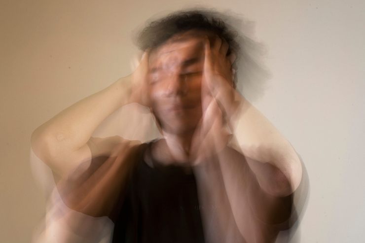 Foto di un ragazzo con effetto sfocato