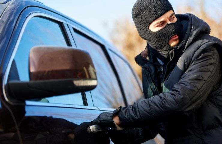 Persona che prova ad aprire veicolo 