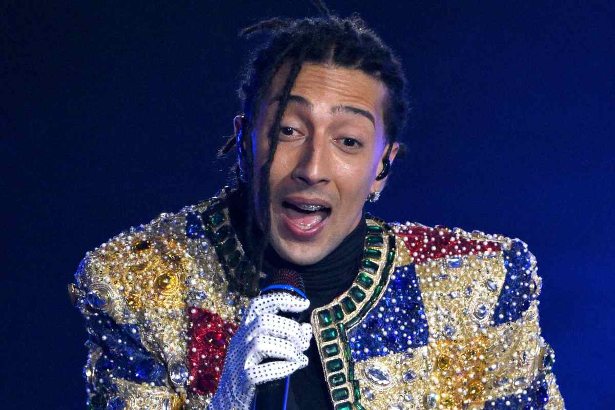 Ghali canta con il microfono