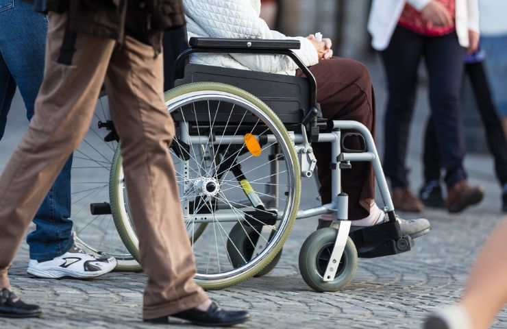 Invalido sulla sedia a rotelle