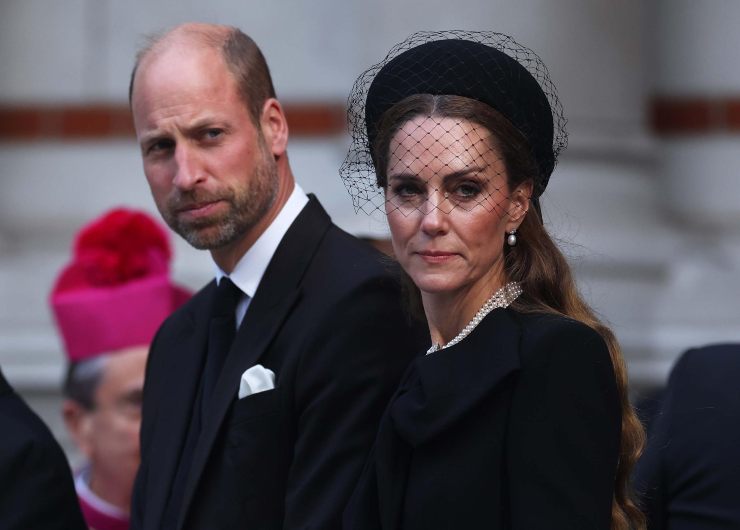 William e Kate vestiti di nero con espressione seria