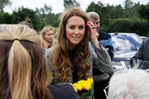 Kate Middleton sorride alle persone