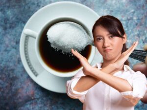 sfondo tazzina caffè con cucchiaino che mette zucchero e donna che dice no