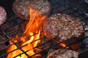 hamburger in cottura sul fuoco vivo