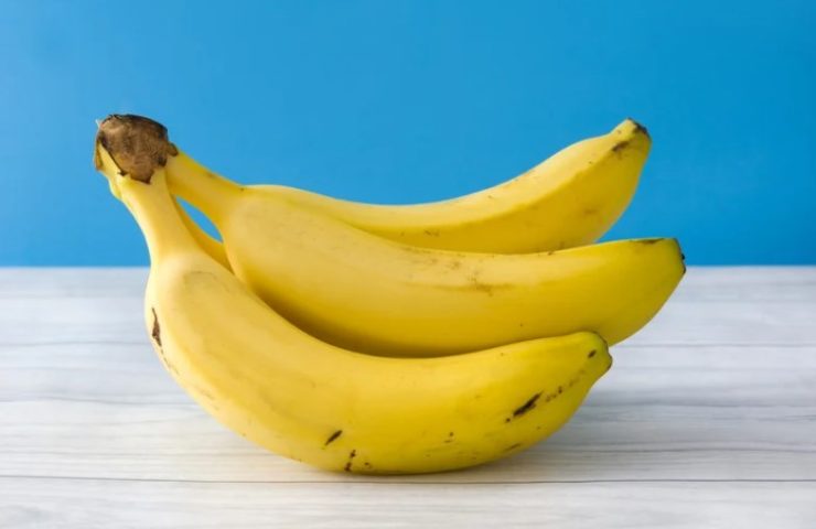 Banane mature su un piano