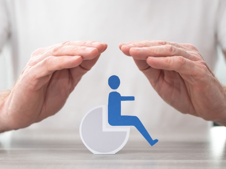 mani protettive verso un logo disabile