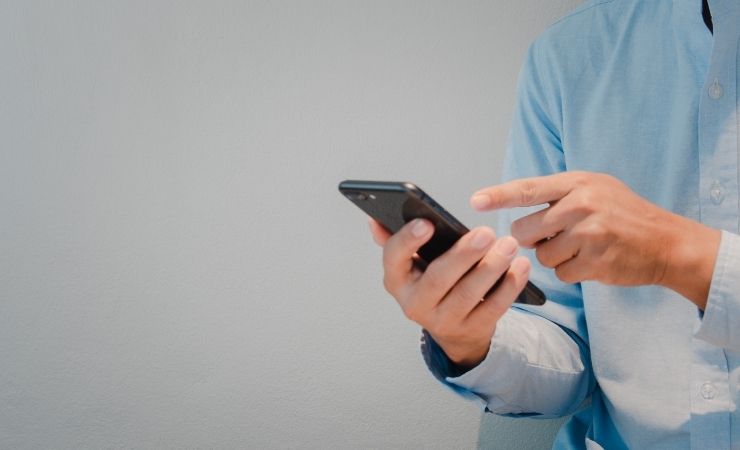 Uomo usa smartphone