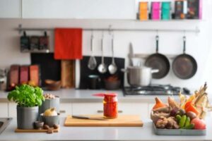 cucina con pentole appese