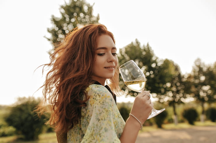 ragazza con bicchiere di vino bianco in mano