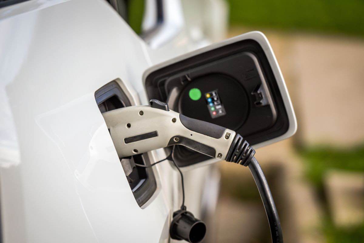 Auto elettrica in ricarica