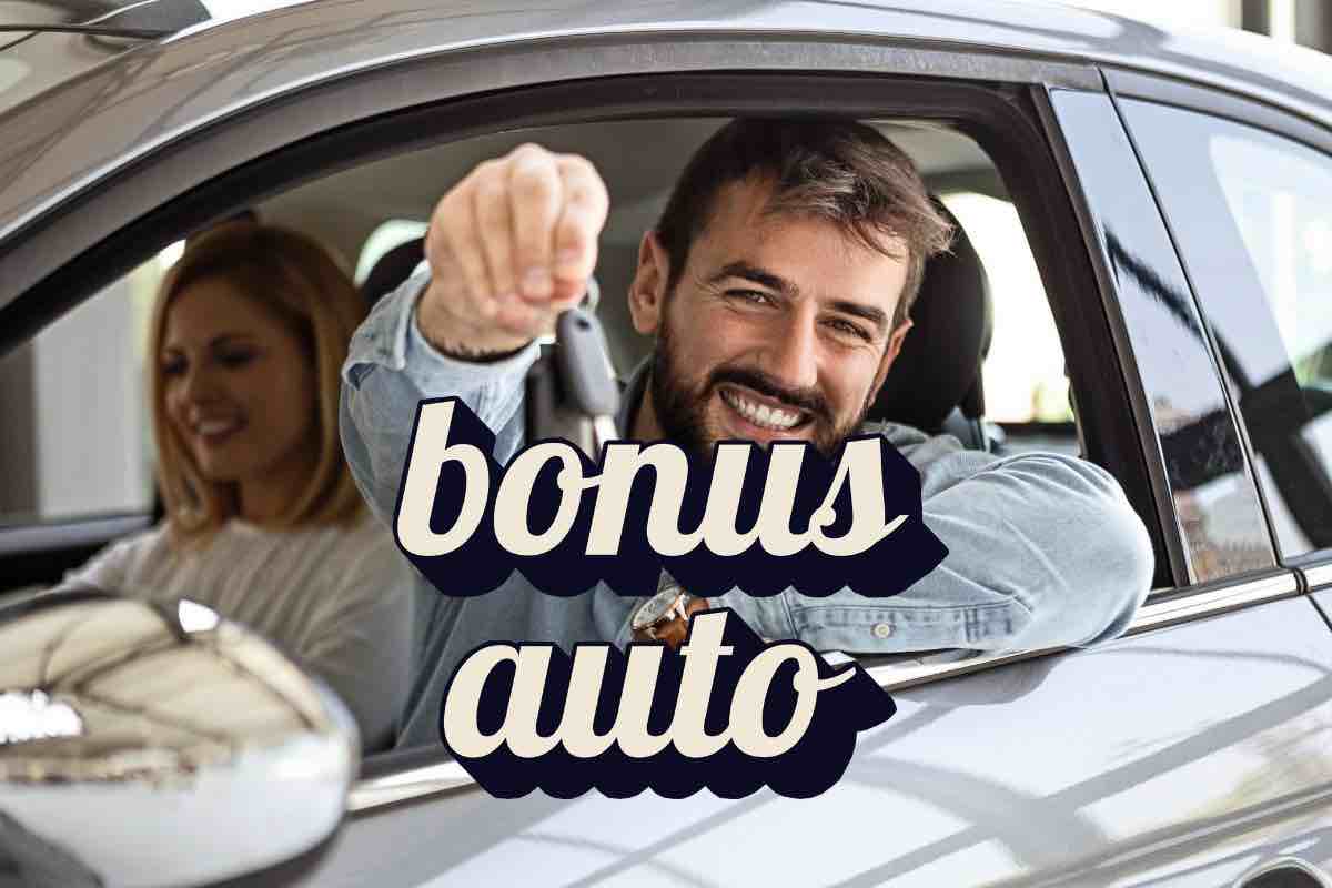 Uomo in auto e scritta "bonus auto"