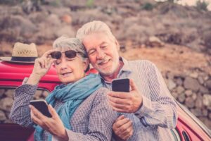 coppia senior si fa un selfie con cellulare
