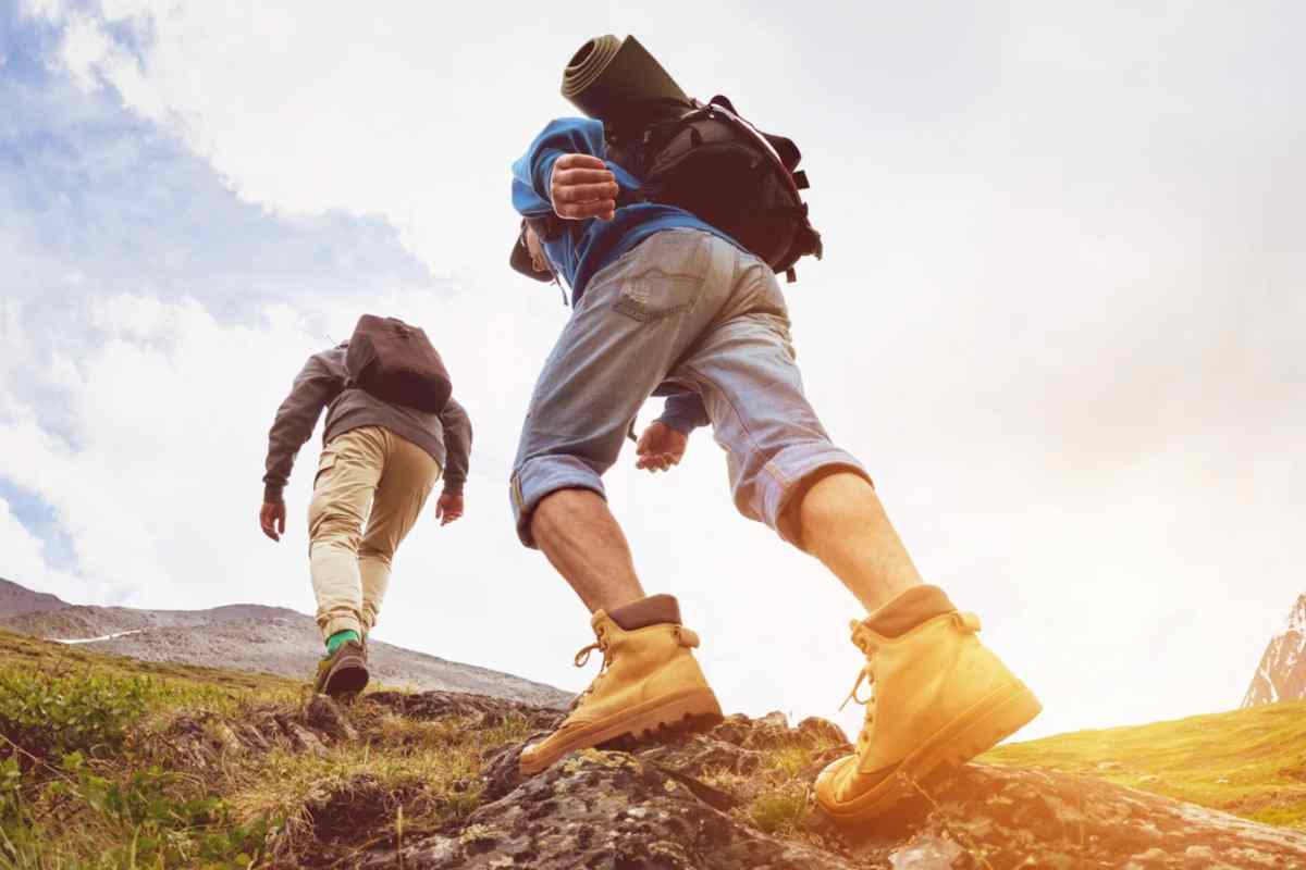 Due persone che fanno un'escursione nella natura