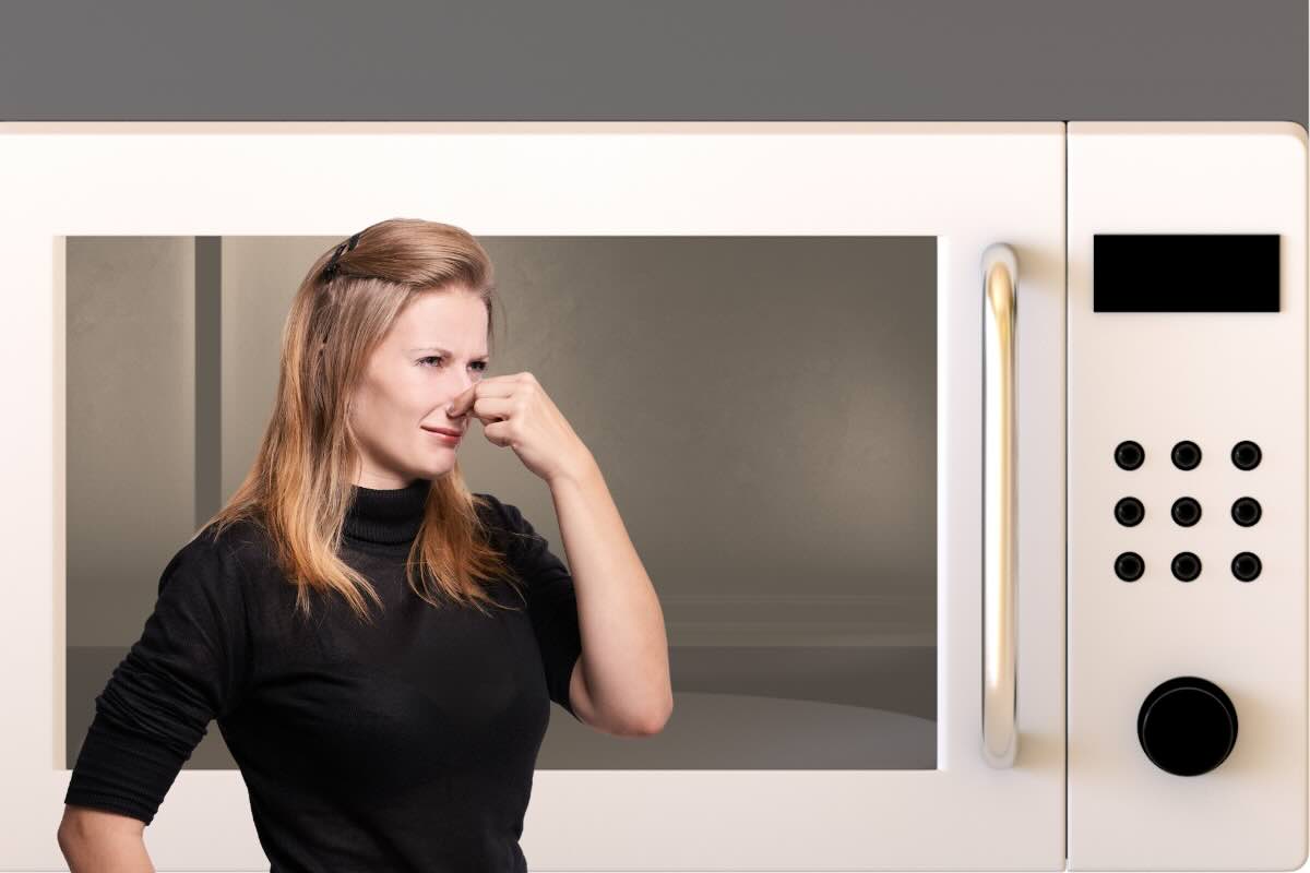 microonde donna che si tappa il naso