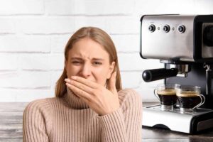 donna disgustata e macchinetta espresso per il caffè