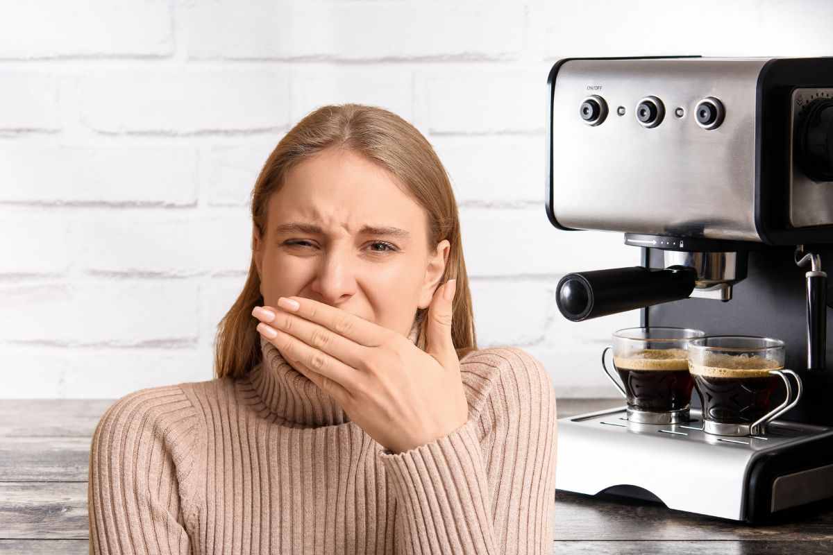 donna disgustata e macchinetta espresso per il caffè