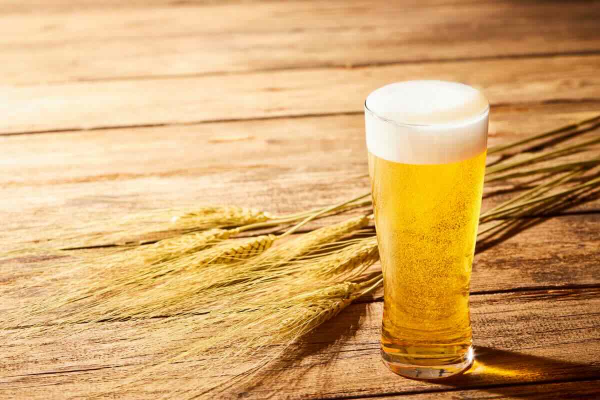 tavolino con bicchiere birra 