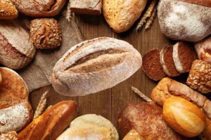 Diversi tipi di pane disposti sul tavolo