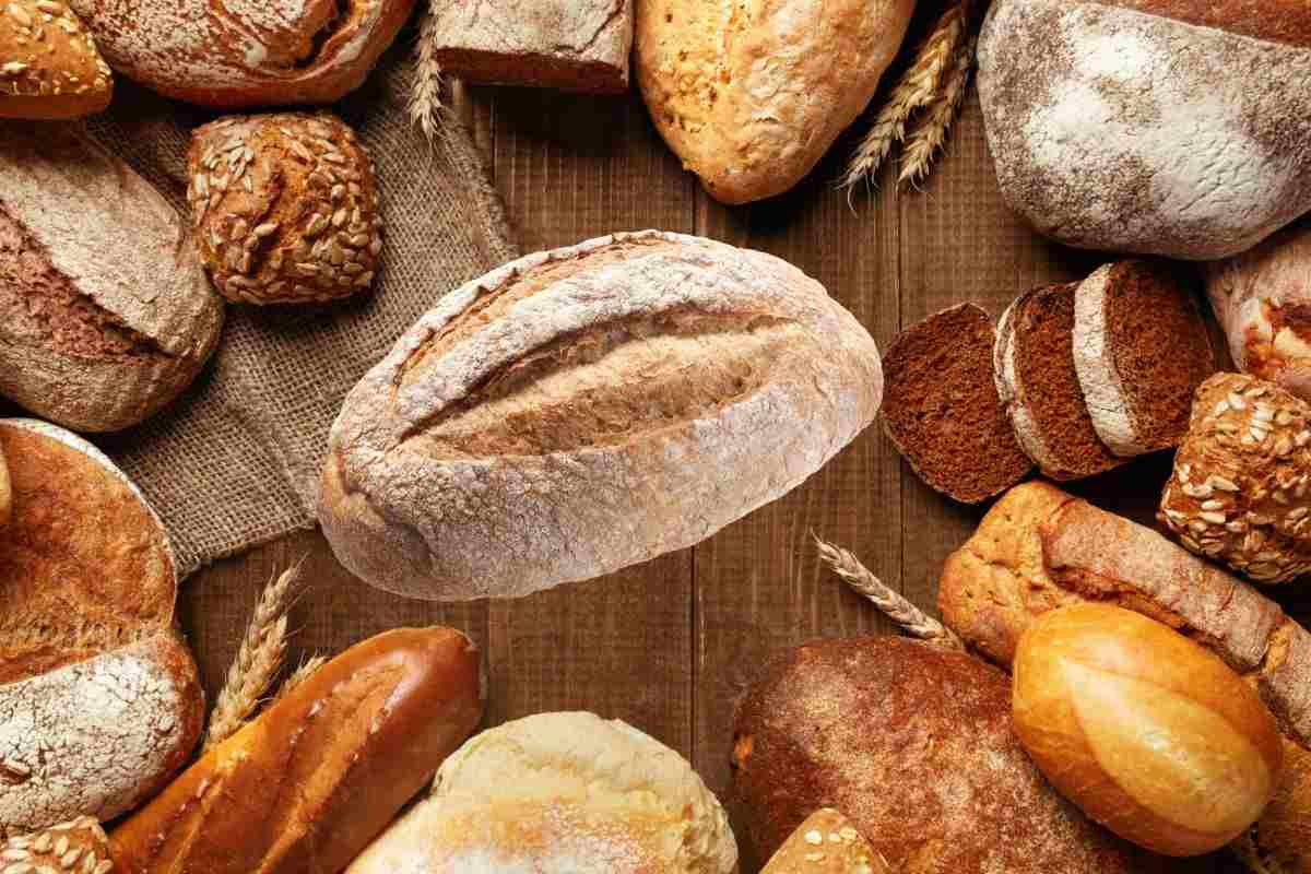 jene-stephaniuk-lkmGeyLItrw-unsplash-ls Diversi tipi di pane disposti sul tavolo