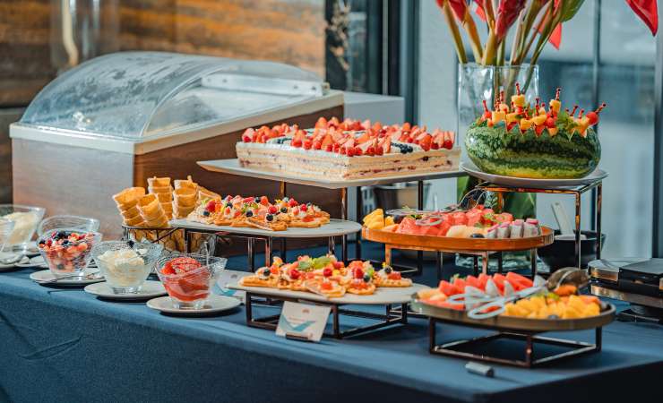 Buffet con cibi su tavolo e vassoi