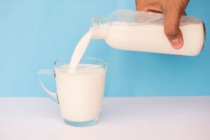 Versare latte nella tazza