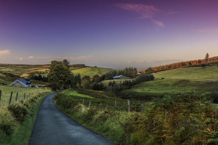 Paesaggio d'Irlanda con strada e colline
