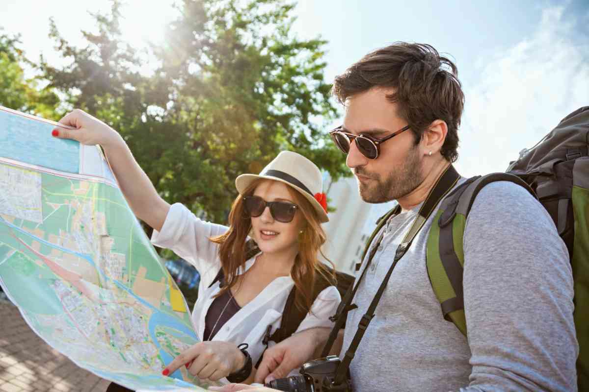 Un uomo e una donna con cartina in mano