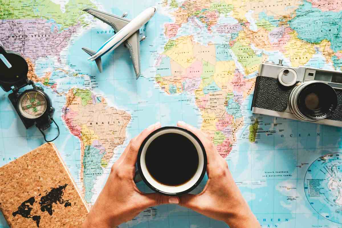 Mappa con sopra strumenti di viaggio