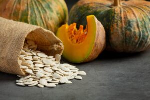 Zucca tagliata e semi di zucca