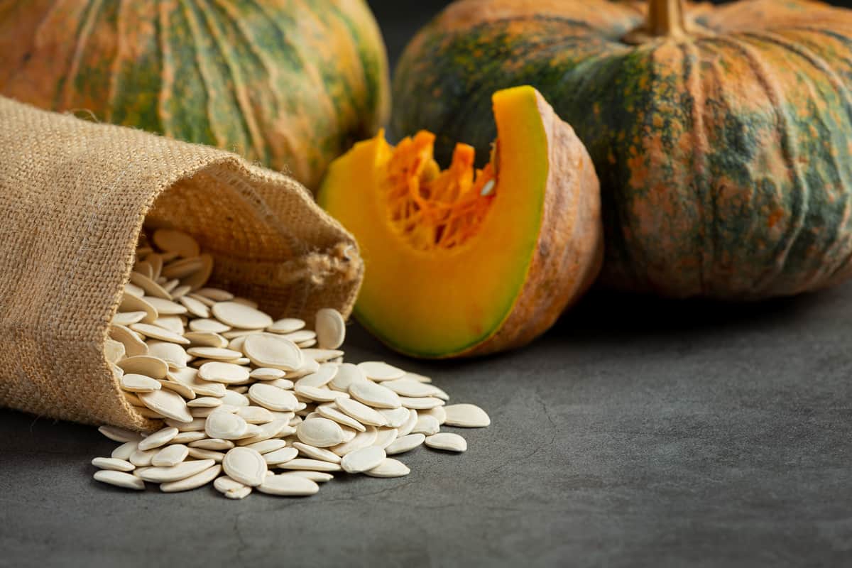 Zucca tagliata e semi di zucca