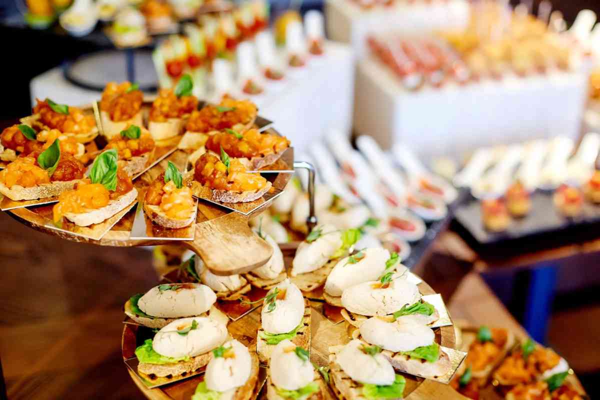 Tavolo da buffet con cibi esposti