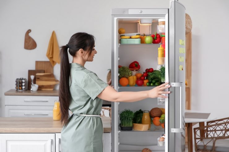 donna che apre frigo
