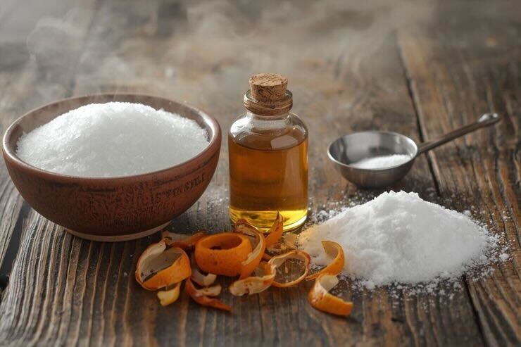 Bicarbonato, aceto, sale, bucce agrumi