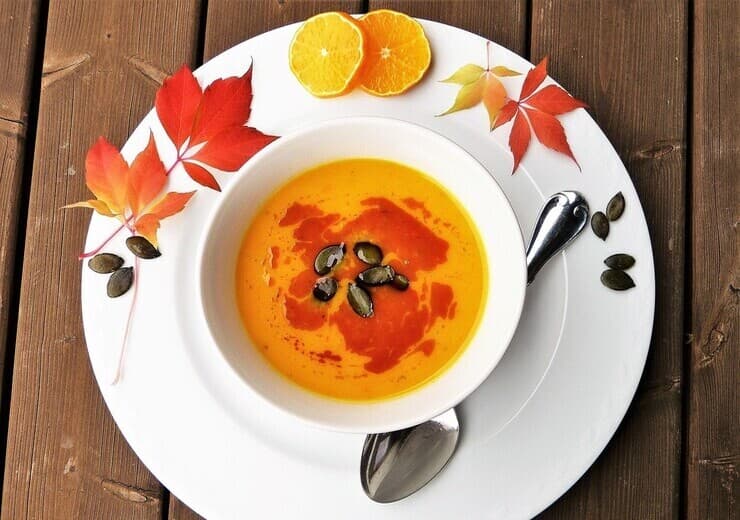 Piatto di crema di zucca con i semi