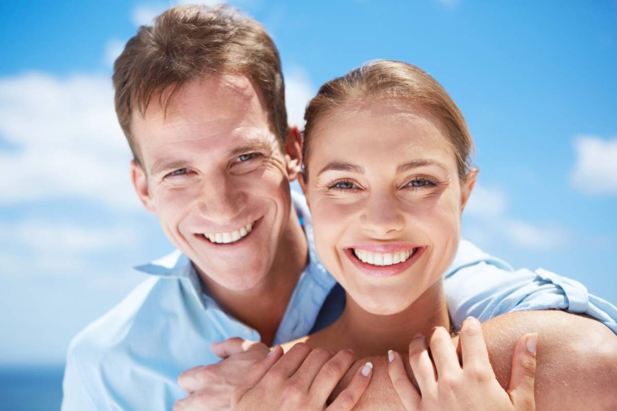 Un uomo e una donna che sorridono